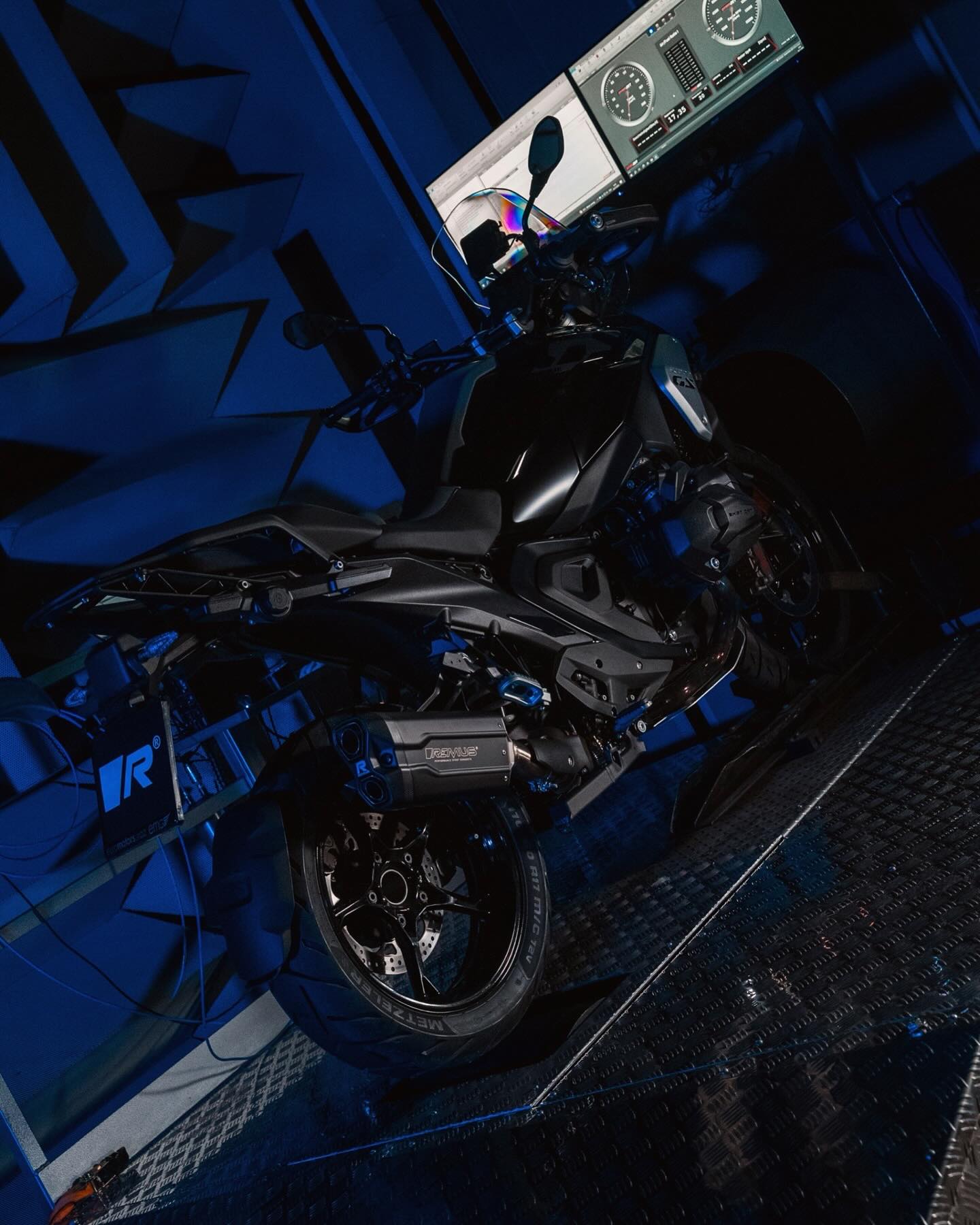 Remus 8 2.0 stainless steel black racing slip-on for BMW R 1300 GS 2023-2025